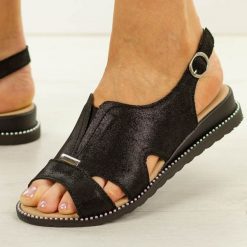 Czarne skórzane sandały damskie na koturnie Filippo Ds4470/26. Czarne sandały Filippo, bez wzorów, z jeansu, eleganckie, bez obcasa, na koturnie, bez zapięcia. Za 219.00 zł.