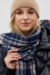 Szal w kratę granatowy. Niebieskie szaliki i kominy MOODO, bez wzorów. W wyprzedaży za 15.99 zł.