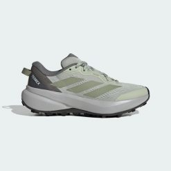 Buty do biegów przełajowych Terrex Tracefinder Plus. Szare buty do biegania adidas, bez wzorów, z gumy, bez zapięcia, do biegania. Za 439.00 zł.
