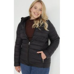 Czarna Kurtka Pikowana Stelle. Czarne kurtki Born2be, na jesień, plus size, bez wzorów, z tkaniny, bez kaptura. W wyprzedaży za 153.99 zł.
