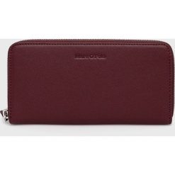 Marc O'Polo portfel skórzany damski kolor bordowy. Czerwone portfele Marc O'Polo, bez wzorów, z materiału. Za 399.99 zł.