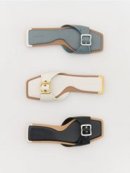 Klapki z ozdobną klamrą - czarny. Czarne klapki Reserved, bez wzorów, klasyczne, bez obcasa, bez zapięcia. W wyprzedaży za 65.99 zł.