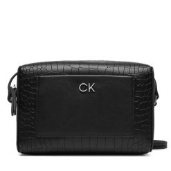 Torebka Calvin Klein. Czarne listonoszki Calvin Klein, bez wzorów, bez dodatków. Za 269.99 zł.