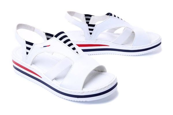 RIEKER V02Y5-80 white, sandały damskie. Białe sandały Rieker, bez wzorów, bez obcasa, na koturnie, bez zapięcia. Za 319.90 zł.
