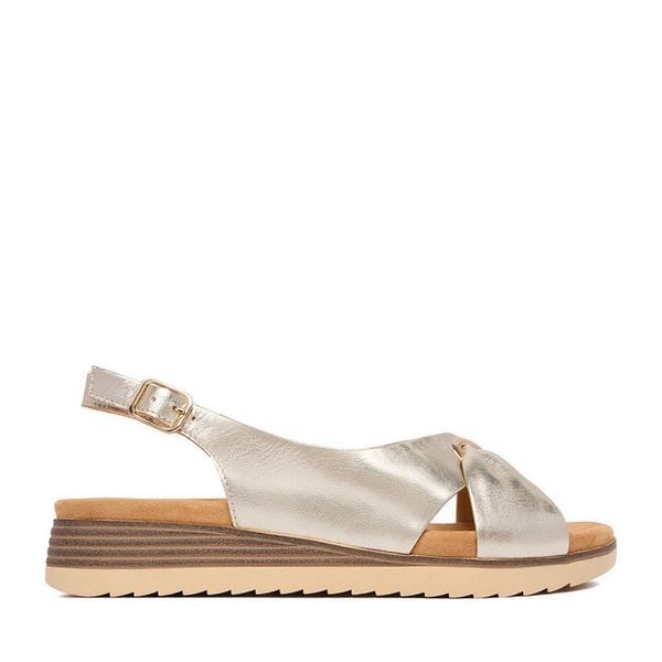 Sandały Lasocki. Żółte sandały Lasocki, bez wzorów, bez obcasa, na koturnie, bez zapięcia. Za 179.99 zł.