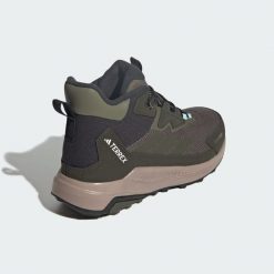 Buty trekkingowe Terrex Anylander CLIMAWARM+. Brązowe trekkingi adidas, bez wzorów, bez zapięcia, climawarm (adidas). Za 529.00 zł.