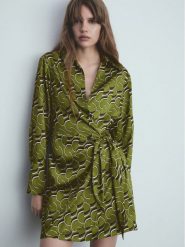 Mango Sukienka koktajlowa Robi2 77036757 Zielony Regular Fit. Zielone sukienki Mango, xs, bez wzorów, z syntetyku, wizytowe, bez kołnierzyka, bez ramiączek. Za 69.99 zł.