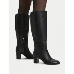 Kozaki GINO ROSSI. Czarne kozaki Gino Rossi, bez wzorów, bez obcasa, na słupku, bez zapięcia. Za 399.99 zł.