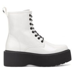 Trzewiki DeeZee. Białe botki DeeZee, bez wzorów, bez obcasa, na płaskiej podeszwie, bez zapięcia. Za 139.99 zł.