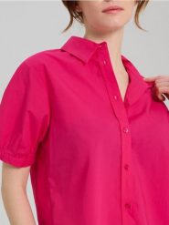 Koszulowa bluzka z bufiastym rękawem - różowy. Czerwone bluzki Sinsay, l, bez wzorów, bez kołnierzyka, bez ramiączek. Za 39.99 zł.