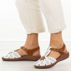 Białe skórzane sandały damskie Jezzi 9761. Białe sandały Jezzi, bez wzorów, z materiału, biznesowe, z okrągłym noskiem, bez obcasa, na płaskiej podeszwie, bez zapięcia. Za 239.00 zł.