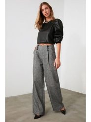 Trendyol Spodnie w kolorze czarno-białym rozmiar: 36. Białe spodnie materiałowe Trendyol, bez wzorów, z materiału, z podwyższonym stanem. Za 100.99 zł.