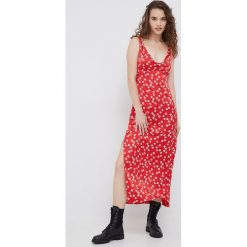 Pepe Jeans sukienka nain kolor czerwony maxi prosta. Czerwone sukienki Pepe Jeans, na co dzień, s, bez wzorów, z jeansu, bez kołnierzyka, bez ramiączek, maxi, proste. W wyprzedaży za 319.99 zł.