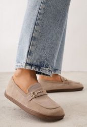Ciemnobeżowe Mokasyny Barefoot z Metaliczną Klamrą Jamal. Brązowe mokasyny Renee, z aplikacjami, z dzianiny. Za 119.99 zł.