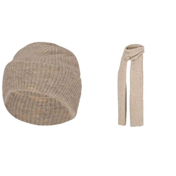 Komplet Damski czapka i szalik. Niebieskie czapki zimowe SARLINI, na zimę, bez wzorów, z dzianiny, eleganckie. Za 186.35 zł.