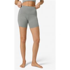 Szorty damskie SUPER.NATURAL W Liquid Flow Shorts. Szare szorty sportowe super.natural, bez wzorów, z materiału, do biegania. Za 249.99 zł.