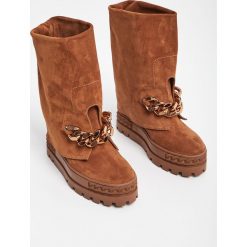 Botki CASADEI. Brązowe botki Casadei, bez wzorów, z zamszu, bez obcasa, na koturnie, bez zapięcia. Za 4,249.00 zł.