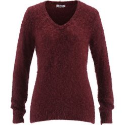 Sweter z przędzy z długim włosem, z dekoltem w serek bonprix czerwony klonowy. Czerwone swetry bonprix, z długim rękawem. Za 49.99 zł.