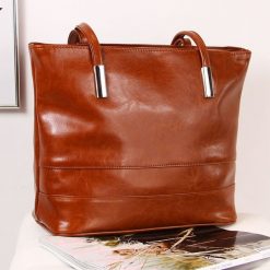 Skórzana torebka damska DAN-A T390 camel. Brązowe torebki klasyczne DAN-A, bez wzorów, ze skóry, bez dodatków. Za 299.99 zł.