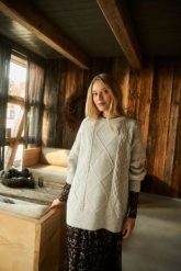 Sweter z ozdobnym splotem jasnoszary. Szare swetry MOODO, l, bez wzorów, z poliesteru, bez ramiączek. W wyprzedaży za 79.99 zł.