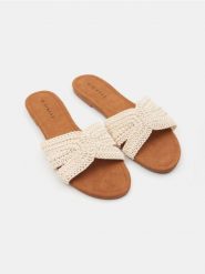 Klapki z plecionką - kremowy. Białe klapki Sinsay, bez wzorów, bez obcasa, bez zapięcia. W wyprzedaży za 29.99 zł.