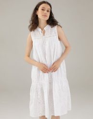 AŻUROWA SUKIENKA Z PRZESZYCIAMI. Białe sukienki Unisono, l, z aplikacjami, z bawełny, bez kołnierzyka, bez ramiączek, rozkloszowane. Za 249.00 zł.