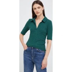 GAP polo damski kolor zielony z kołnierzykiem. Zielone t-shirty GAP, bez wzorów, z dzianiny, bez kołnierzyka, bez ramiączek. Za 139.99 zł.