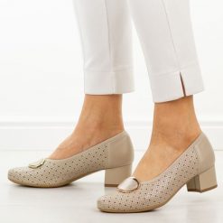 Beżowe ażurowe skórzane Polskie czółenka damskie Suzana 4512. Brązowe czółenka Suzana, na lato, z aplikacjami, ze skóry, eleganckie, z okrągłym noskiem, bez obcasa, na obcasie, bez zapięcia. W wyprzedaży za 386.32 zł.