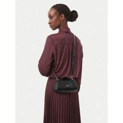 Torebka Calvin Klein. Czarne torebki klasyczne Calvin Klein, bez wzorów, klasyczne, bez dodatków. Za 449.99 zł.