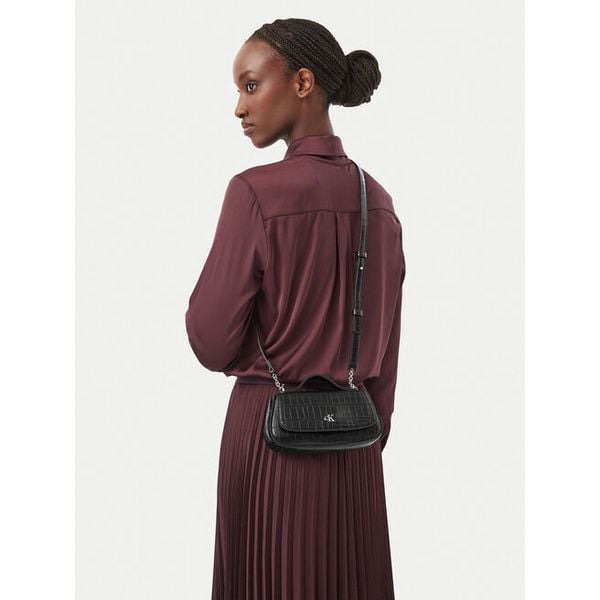Torebka Calvin Klein. Czarne torebki klasyczne Calvin Klein, bez wzorów, klasyczne, bez dodatków. Za 449.99 zł.
