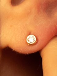 OR ÉCLAT Złote kolczyki-wkrętki "philtre d'amour" z cyrkoniami rozmiar: onesize. Białe kolczyki Or Éclat, z cyrkonią, złote. Za 304.99 zł.