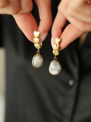 Pierres de Jade Pozłacane kolczyki-wkrętki z dendrytem rozmiar: onesize. Szare kolczyki Pierres de Jade, pozłacane. Za 43.99 zł.