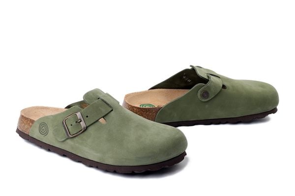 DR. BRINKMANN 600131-07 grun, klapki damskie. Zielone klapki Dr. Brinkmann, bez wzorów, ze skóry, bez obcasa, bez zapięcia. Za 289.90 zł.