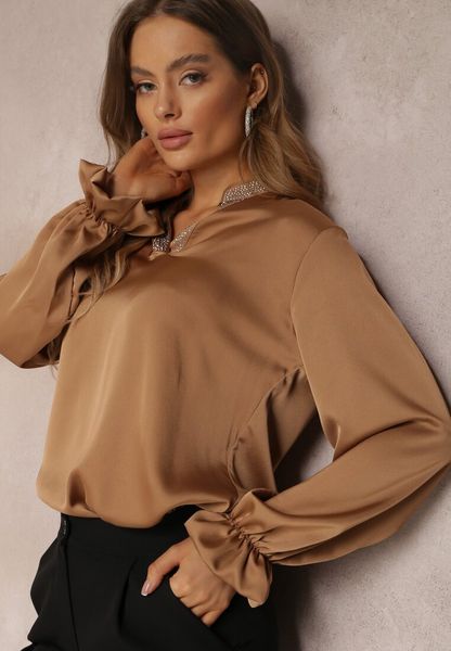 Jasnobrązowa Bluzka Satynowa z Cyrkoniami Rapha. Brązowe bluzki Renee, bez wzorów, z satyny, eleganckie, bez kołnierzyka, bez ramiączek. Za 99.99 zł.