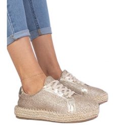Złote damskie espadryle zdobione brokatem złoty. Żółte espadryle z aplikacjami, z tkaniny, eleganckie, z okrągłym noskiem, bez obcasa, na platformie. Za 73.74 zł.