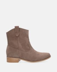 BRĄZOWE BOTKI Z ZAMSZU 102080 1047 C TA. Brązowe botki Venezia, bez wzorów, ze skóry, bez obcasa, bez zapięcia. Za 499.00 zł.