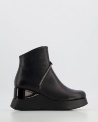 CZARNE BOTKI NA KOTURNIE 2281358 LEA BLAC. Czarne botki Venezia, bez wzorów, ze skóry, bez obcasa, na koturnie, bez zapięcia. Za 359.00 zł.