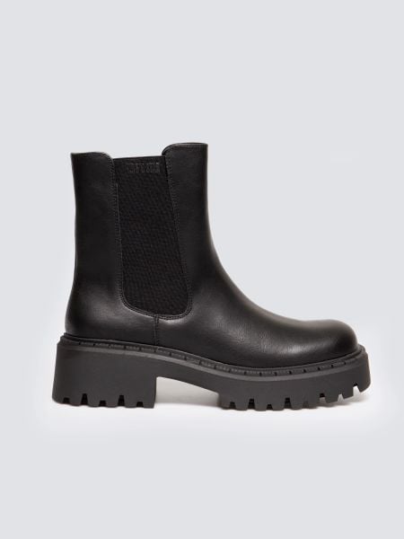 Botki damskie ze skóry ekologicznej czarne OO274167 906. Czarne botki BIG STAR, bez wzorów, ze skóry ekologicznej, eleganckie, z okrągłym noskiem, bez obcasa, bez zapięcia. Za 259.99 zł.