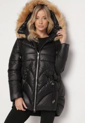 Czarna Pikowana Kurtka o Trapezowym Kroju z Kapturem i Odpinanym Futerkiem Deolaine. Czarne kurtki Born2be, l, bez wzorów, z jeansu, eleganckie, z kapturem. Za 189.99 zł.