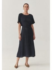 TATUUM Sukienka w kolorze granatowym rozmiar: 44. Niebieskie sukienki Tatuum, bez wzorów, z tkaniny, bez kołnierzyka, bez ramiączek, maxi. Za 187.07 zł.