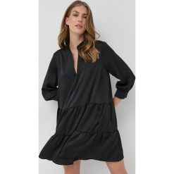 Marella sukienka kolor czarny mini rozkloszowana. Czarne sukienki Marella, bez wzorów, bez kołnierzyka, bez ramiączek, mini, rozkloszowane. Za 1,019.90 zł.