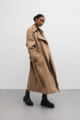 Klasyczny bawełniany trencz w kolorze CAMEL - VENICE-M/L. Brązowe płaszcze Marsala, l, bez wzorów, z bawełny, eleganckie, bez kaptura. Za 1,299.90 zł.
