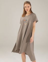 Beżowa sukienka z naszyjnikiem. Brązowe sukienki Unisono, bez wzorów, z bawełny, bez kołnierzyka, bez ramiączek, mini. Za 159.00 zł.