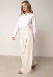 Beżowe Spodnie Garniturowe z Szerokimi Nogawkami i Zakładkami w Talii Savara. Brązowe spodnie materiałowe Born2be, bez wzorów, z jeansu, biznesowe, z podwyższonym stanem. Za 149.99 zł.