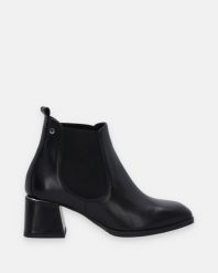 CZARNE BOTKI NA OBCASIE 37252 BAF NERO. Czarne botki Venezia, bez wzorów, ze skóry, bez obcasa, na obcasie, bez zapięcia. Za 279.00 zł.