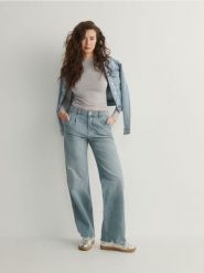 Bluzka z modalem - jasnoszary. Szare bluzki Reserved, l, bez wzorów, z dzianiny, bez kołnierzyka, bez ramiączek. W wyprzedaży za 25.99 zł.