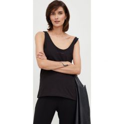 Calvin Klein top bawełniany kolor czarny. Czarne topy Calvin Klein, l, bez wzorów, z bawełny, bez kołnierzyka, bez ramiączek. W wyprzedaży za 92.99 zł.