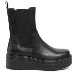Botki Vagabond Shoemakers. Czarne botki Vagabond Shoemakers, bez wzorów, bez obcasa, na koturnie, bez zapięcia. Za 449.99 zł.