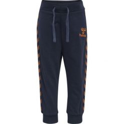 Dziecięcy strój do joggingu Hummel Puk. Czarne szorty Hummel, bez wzorów, sportowe. Za 157.00 zł.