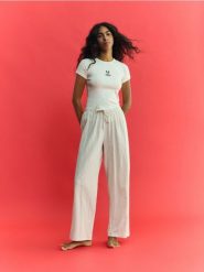 Piżama Mickey Mouse - beżowy. Brązowe piżamy Reserved, l, bez wzorów, z bawełny, bez kołnierzyka, bez ramiączek. Za 129.99 zł.